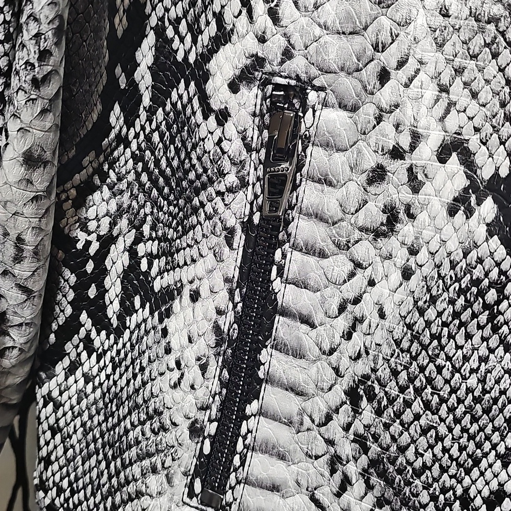 Blank NYC Faux Snakeskin Jacket Size Small - Picture 5 of 11